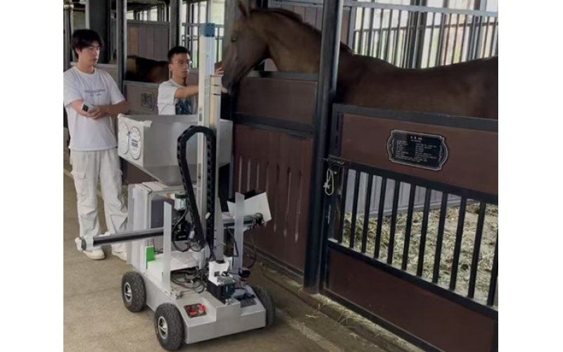 科技領“飼”：馬房智能飼喂機器人亮相汗血馬基地