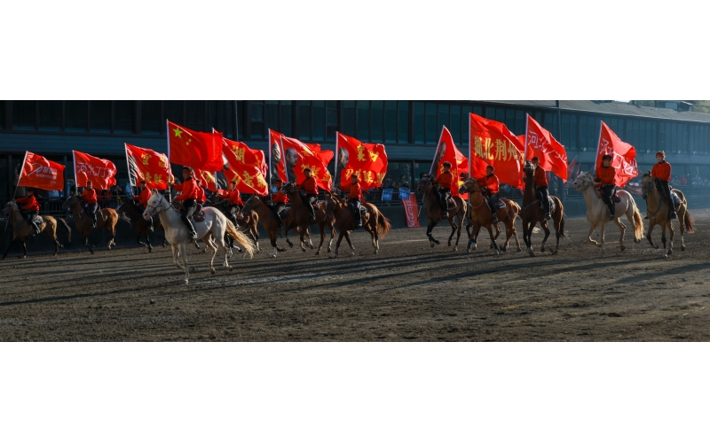 “唱著刀歌游新疆”—這些天，全國游客在這里歡聚